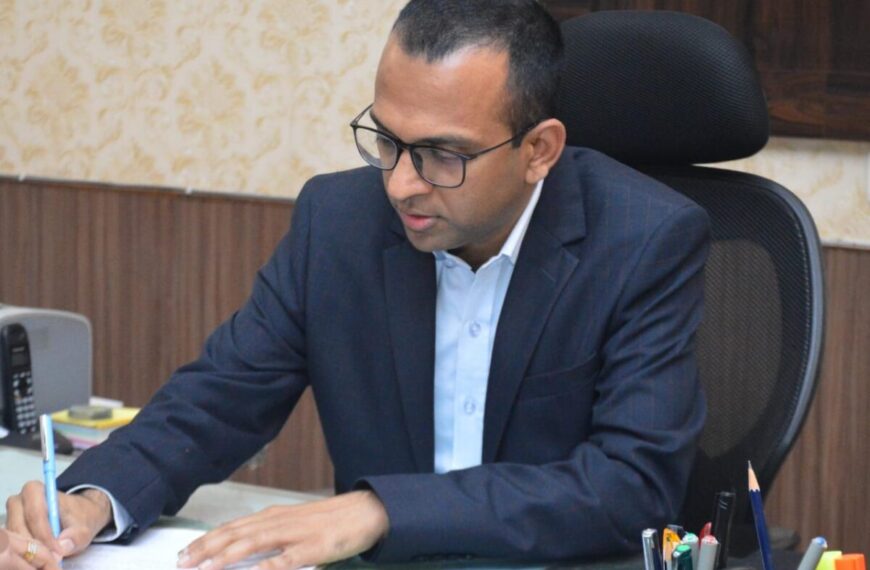 राजस्व निरीक्षक के बाद अब कलेक्टर ने महिला पटवारी को किया सस्पेंड