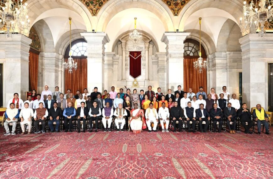 राष्ट्रपति द्रौपदी मुर्मू से मिले देश के 8 राज्यों के आदिवासी रिटायर्ड अधिकारी और समाजसेवी
