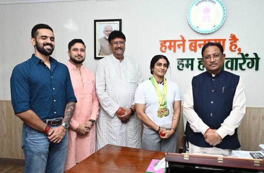 मुख्यमंत्री से एशियन अफ्रीकन पैसिफिक पावरलिफ्टिंग चैंपियनशिप की स्वर्ण पदक विजेता नमी राय पारेख ने की मुलाकात