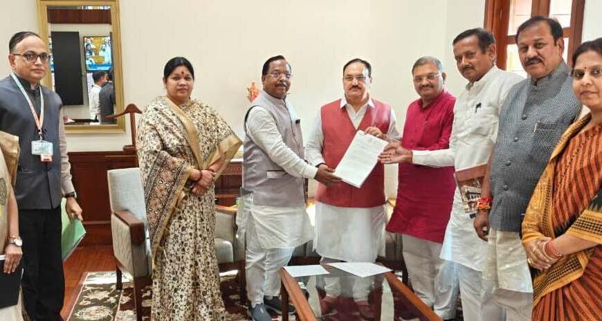 कृषि मंत्री रामविचार नेताम के नेतृत्व में छत्तीसगढ़ के सांसदों ने केन्द्रीय उर्वरक मंत्री से दिल्ली में की मुलाकात