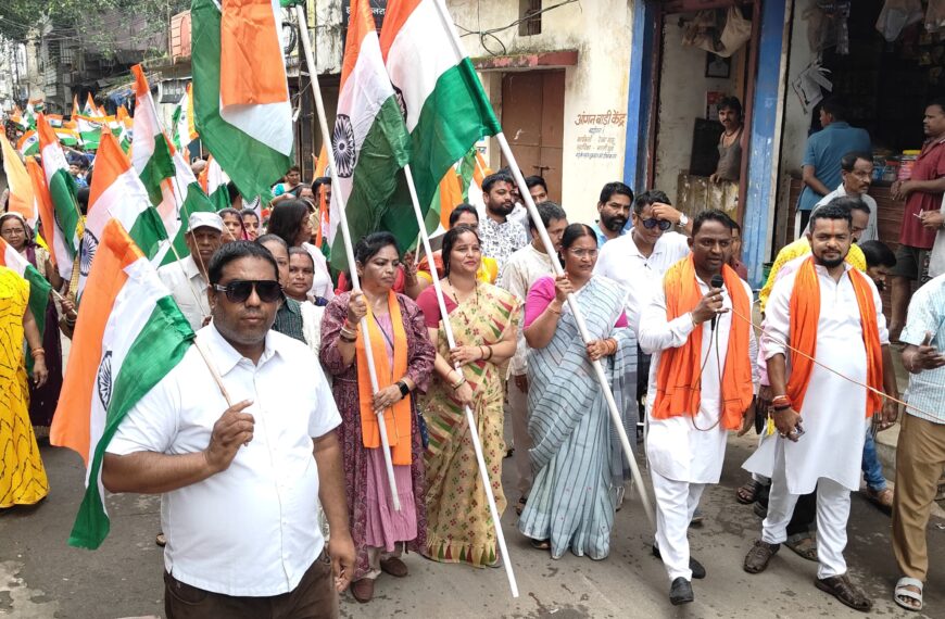 जवाहर नगर मंडल एवं तात्यापारा मंडल द्वारा जोन अध्यक्ष/पार्षद श्वेता विश्वकर्मा के नेतृत्व में स्कूल के बच्चों के साथ निकाली भव्य तिरंगा यात्रा