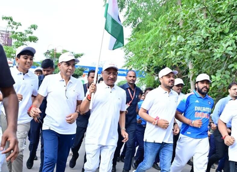 मुख्यमंत्री साय ने हजारों युवाओं के साथ लगाई स्वतंत्रता की दौड़, कहा- हमारा तिरंगा पूर्वजों के वर्षों के संघर्षों और बलिदान का जीवंत प्रतीक