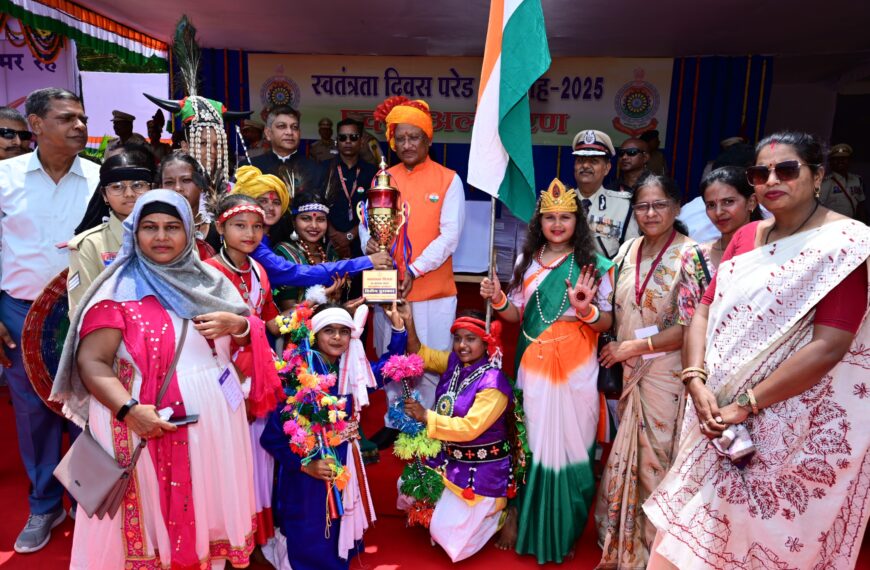 स्वतंत्रता दिवस समारोह: शालेय विद्यार्थियों की सांस्कृतिक प्रस्तुतियों ने बांधा समां