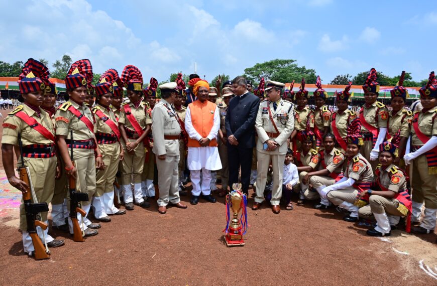 स्वतंत्रता दिवस समारोह: मुख्यमंत्री ने 35 पुलिस अधिकारियों एवं जवानों को पुलिस पदकों से किया सम्मानित