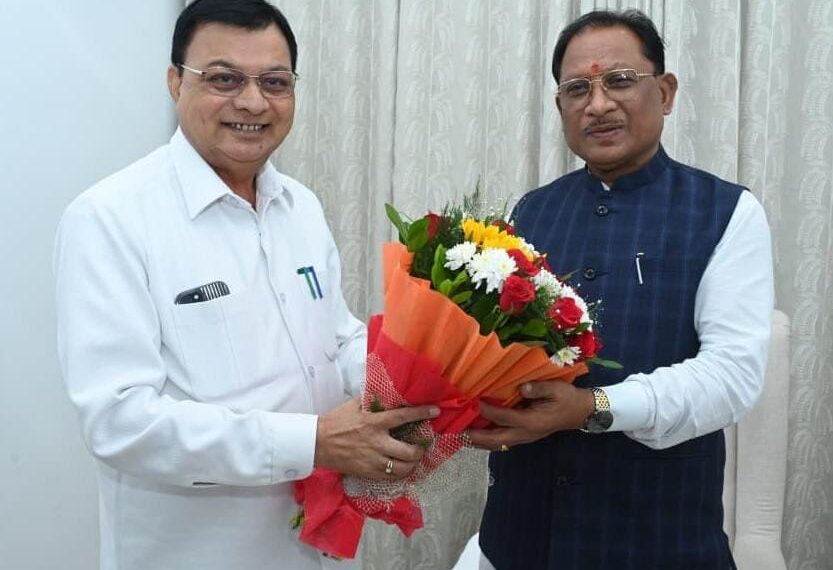 मुख्यमंत्री साय से वाणिज्य एवं उद्योग मंत्री लखनलाल देवांगन ने की सौजन्य मुलाकात