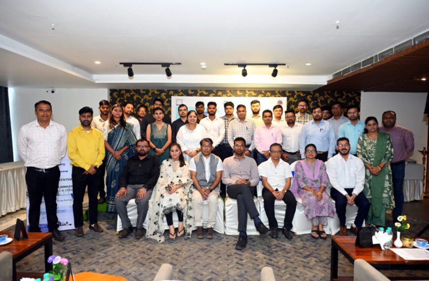 ऊर्जा संरक्षण एवं सतत भवन संहिता पर आधारित कार्यशाला में आये प्रतिभागियों को CREDA, सी.ई.ओ. राजेश सिंह राणा ने किया संबोधित