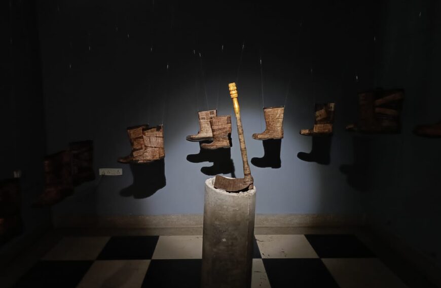 रायपुर में कला की अद्भुत प्रदर्शनी: ‘बाएँ हाथ का खेल’ में दिखाया गया मैला ढोने वालों की त्रासदी