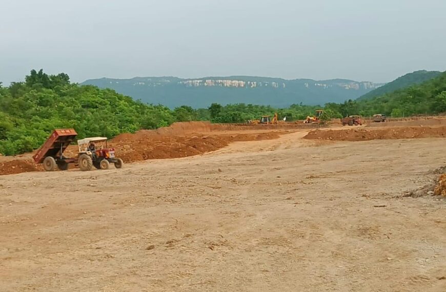 छत्तीसगढ़ में भू-माफियाओं के हौसले बुलंद, ‘जंगल’ को JCB से रौंदा, 100 साल पुराने दस्तावेजों ने खोली प्रशासन की पोल