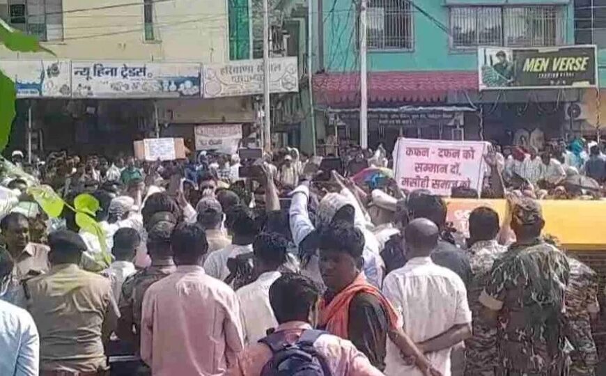 ईसाई समुदाय का बड़ा प्रदर्शन : नन की गिरफ्तारी और चर्च में तोड़फोड़ का विरोध, कलेक्ट्रेट घेराव करने निकले प्रदर्शनकारियों को पुलिस ने रोका