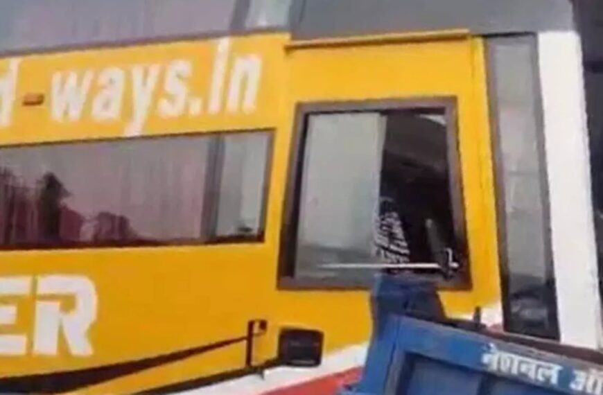 यात्री बस बेकाबू होकर सड़क किनारे दुकान में जा घुसी, चपेट में आने ट्रैक्टर हुआ क्षतिग्रस्त