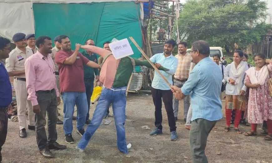 पुलिस ने संविदा का पुतला जलाने से NHM कर्मचारियों को रोका, प्रदर्शनकारियों में आक्रोश का माहौल