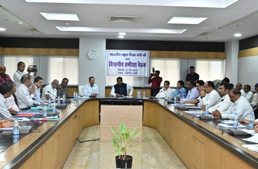 शिक्षा विभाग की समीक्षा बैठक में मंत्री गजेन्द्र यादव ने अधिकारियों को शिक्षण कार्य की गुणवत्ता पर विशेष ध्यान देने के दिए निर्देश