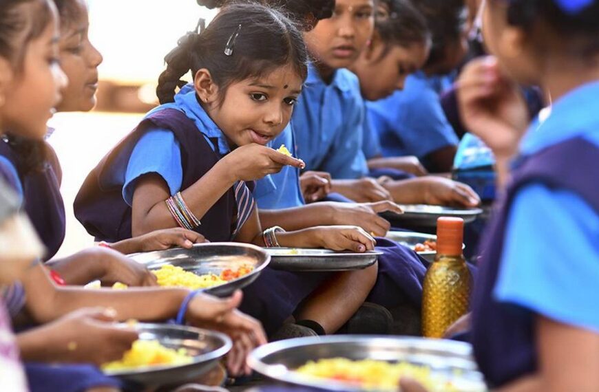 स्कूल में बच्चों को परोसा कुत्ते का जूठा खाना, 78 बच्चों को लगाना पड़ा एंटी-रेबीज इंजेक्शन