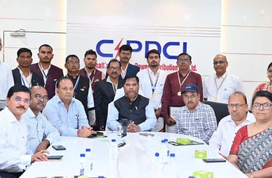 “तैरकर गए नदी पार और बहाल की 40 गाँव की बिजली” उल्लेखनीय कार्य करने वाले बिजली कर्मियों को किया गया सम्मानित