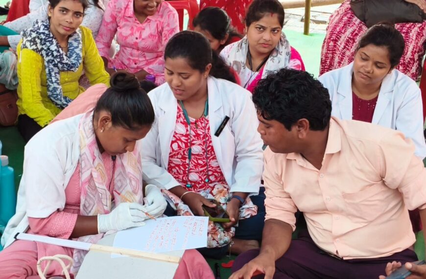 हड़ताल में बैठे NHM स्वास्थ्यकर्मियों ने खून से लिखा मुख्यमंत्री व स्वास्थ्य मंत्री के नाम पत्र