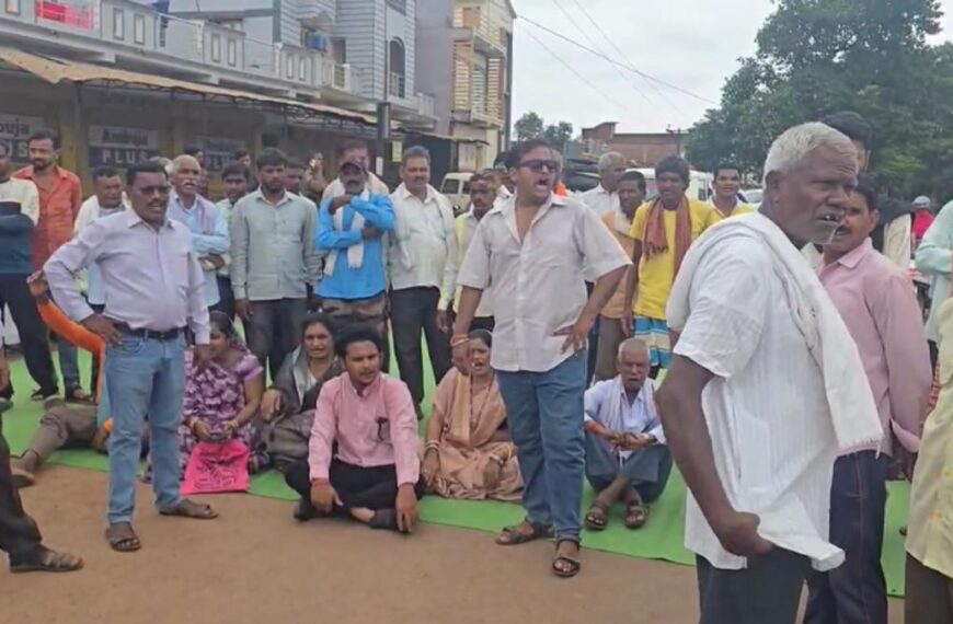 खाद की किल्लत से नाराज किसानों ने किया चक्काजाम, वाहनों की लगी लंबी कतार