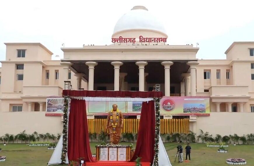 विधानसभा में वंदे मातरम पर चर्चा : डॉ. रमन सिंह बोले – वंदे मातरम केवल गीत नहीं, स्वतंत्रता आंदोलन की ऊर्जा है, नेता प्रतिपक्ष महंत ने कहा – इतिहास को ना बिगाड़ें