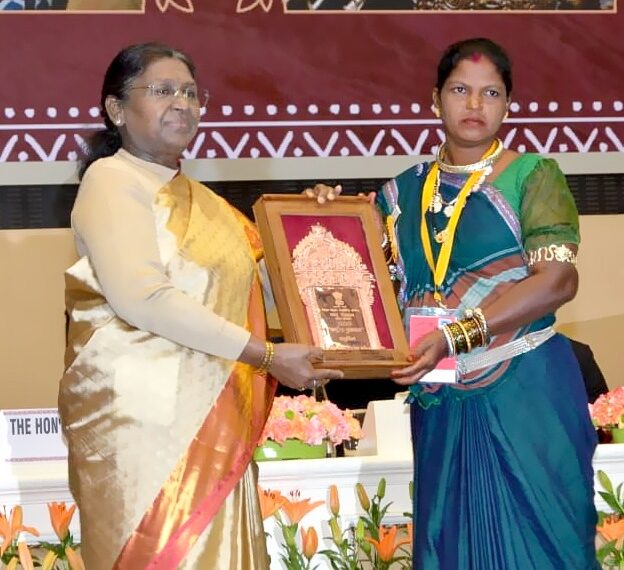 छत्तीसगढ़ की गौरवशाली धातुकला को राष्ट्रीय पहचान: ढोकरा–बेलमेटल शिल्पकार हीराबाई झरेका बघेल को मिला राष्ट्रीय हस्तशिल्प पुरस्कार, मुख्यमंत्री ने दी बधाई