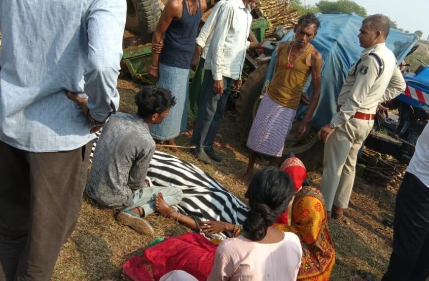 गन्ने से लदा ट्रैक्टर पलटा, नीचे दबकर किसान की मौत