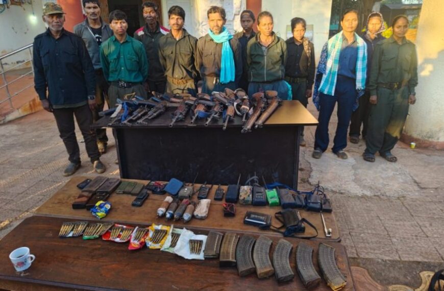 CC मेंबर रामधेर ने 11 साथियों के साथ किया आत्मसमर्पण