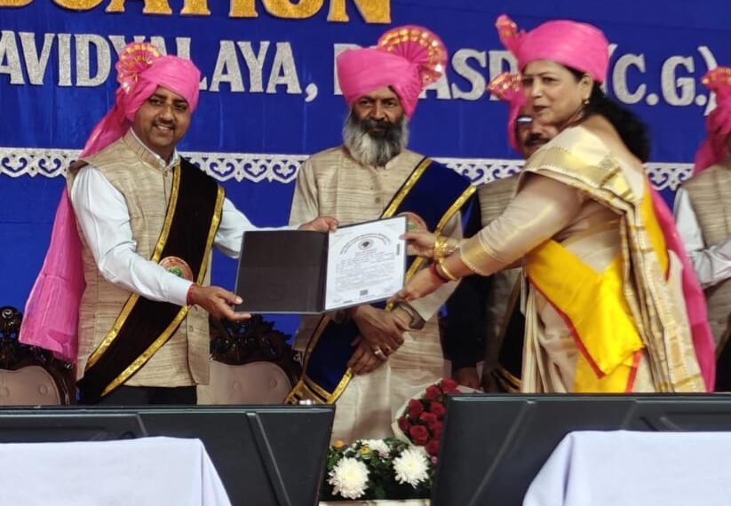 दीक्षांत समारोह में शोभा महेश्वर को आत्महत्या व तनाव विषय पर शोध के लिए गोल्ड मेडल और डॉक्टरेट की उपाधि से किया गया सम्मानित