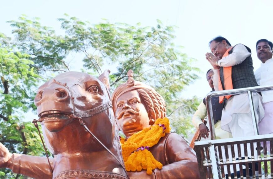 मुख्यमंत्री विष्णुदेव साय ने जयस्तंभ चौक में किया शहीद वीर नारायण सिंह के त्याग और संघर्ष का स्मरण