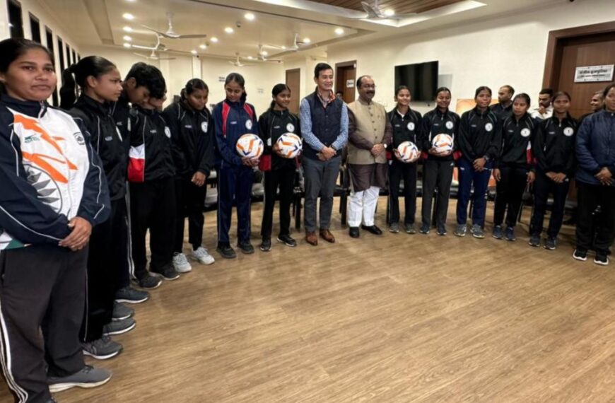 बस्तर ओलंपिक का भव्य समापन: भारतीय फुटबॉल टीम के पूर्व कप्तान बाईचुंग भूटिया ने खिलाड़ियों किया संवाद