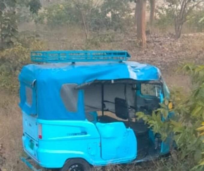 अनियंत्रित होकर पलटी ई-रिक्शा, 1 की मौत 5 घायल