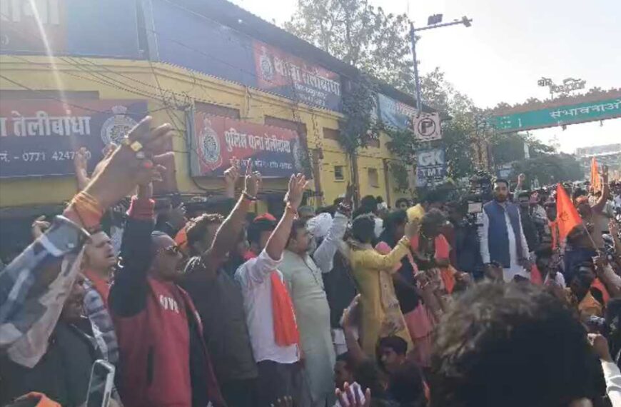 मैग्नेटो मॉल तोड़फोड़ मामला: कार्यकर्ताओं के खिलाफ कार्रवाई के विरोध में बजरंग दल ने तेलीबांधा थाने के सामने किया चक्काजाम