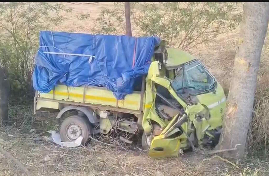 बेकाबू मालवाहक पेड़ से टकराया, ड्राइवर की मौके पर मौत