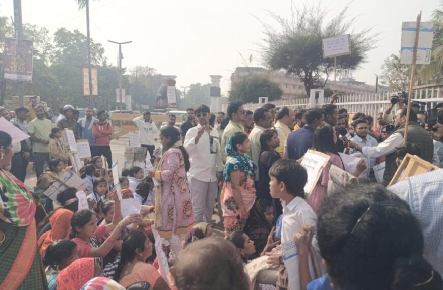 दुर्गा नगर के 120 परिवारों को पिरदा में विस्थापित करने के प्रस्ताव का विरोध, झुग्गी बस्ती के लोगों ने जोन कमिश्नर को सौंपा ज्ञापन