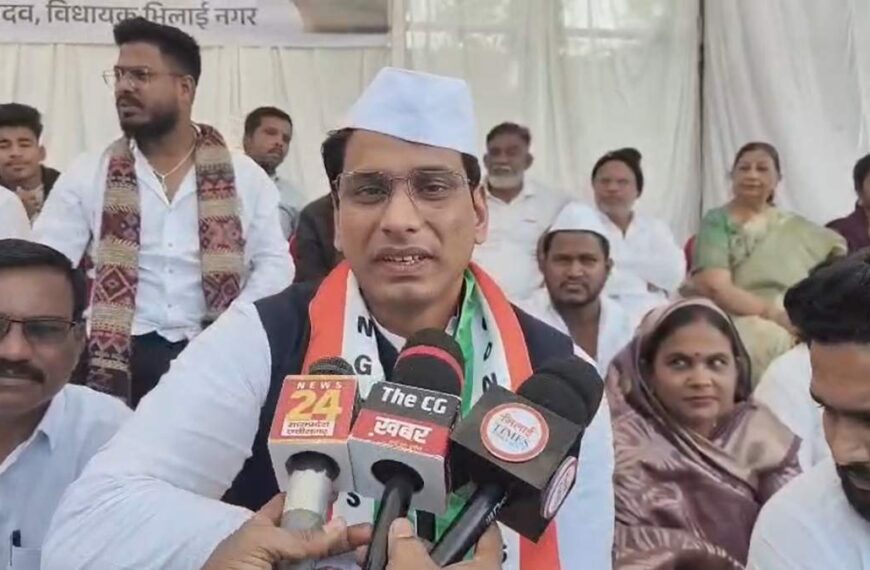 रियल एस्टेट कारोबारियों पर लाठीचार्ज का विरोध : भूख हड़ताल पर बैठे विधायक देवेंद्र यादव, कहा –