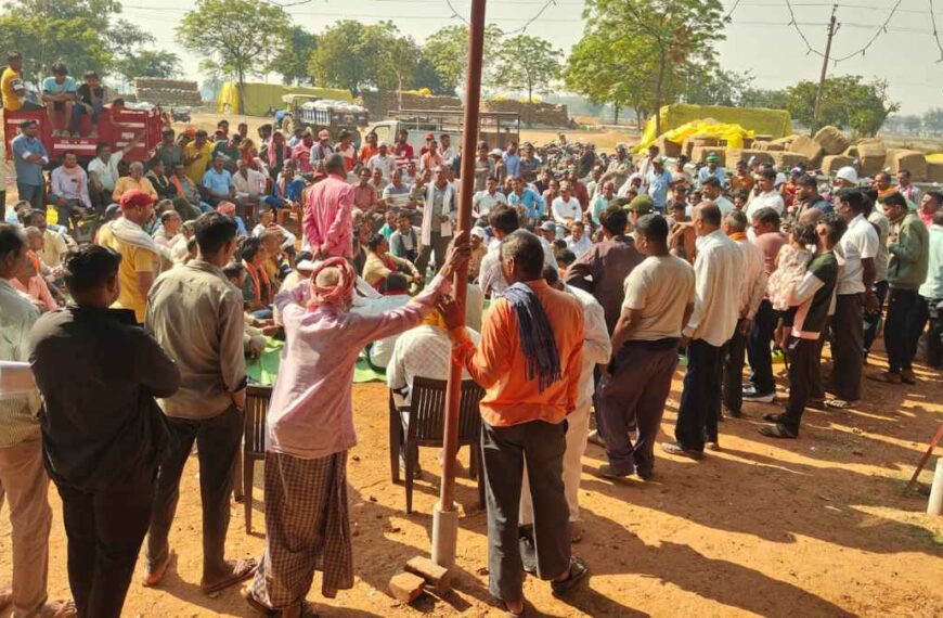 धान खरीदी केंद्र में मनमानी कटौती से किसानों में नाराजगी, धरना प्रदर्शन कर जताया विरोध
