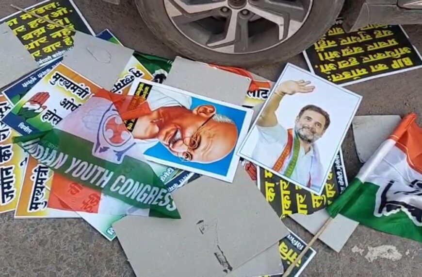 कांग्रेस पर राष्ट्रपिता के अपमान का आरोप, भाजपा ने कहा – प्रदर्शन के बाद कचरे में फेंकी महात्मा गांधी की तस्वीर