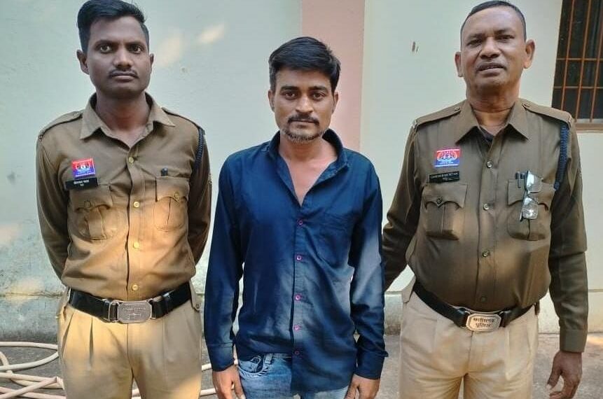 हेरोइन बेचते आरोपी गिरफ्तार, चिट्‌टा समेत कार और नगदी जब्त