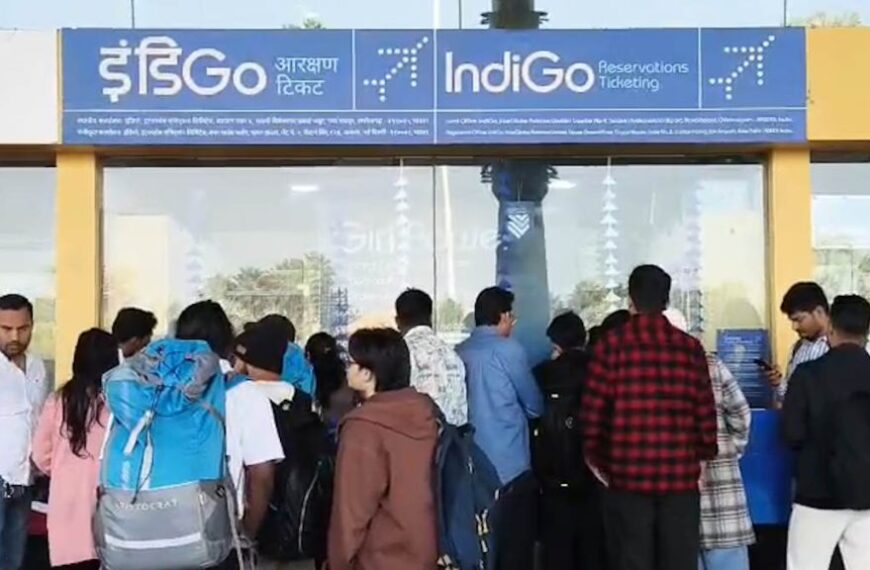 इंडिगो की फ्लाइट रद्द होने से यात्री हैरान-परेशान, काउंटर में तैनात कर्मचारियों पर फूटा गुस्सा…