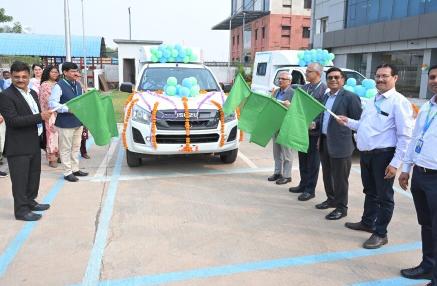 वित्तीय साक्षरता और जागरूकता को बढ़ावा देने छत्तीसगढ़ ग्रामीण बैंक ने दो मोबाइल वैन को दिखाई हरी झंडी