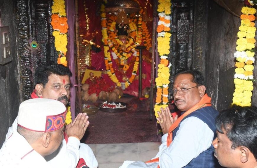 मुख्यमंत्री विष्णु देव साय ने बस्तर की आराध्य देवी मां दंतेश्वरी की पूजा-अर्चना कर प्रदेशवासियों के सुख-समृद्धि और खुशहाली की कामना की
