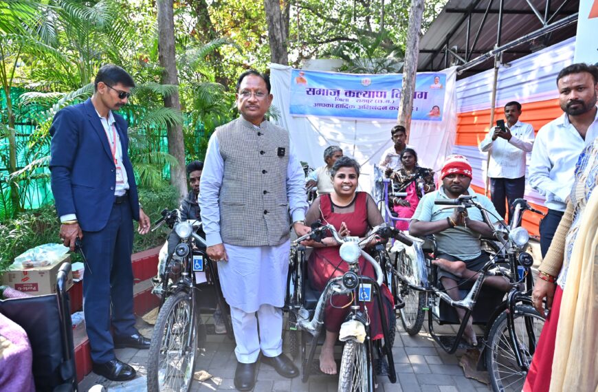 जनदर्शन में दिव्यांगजनों को मिली राहत, मुख्यमंत्री ने बैटरी चालित ट्राइसिकल किया प्रदान