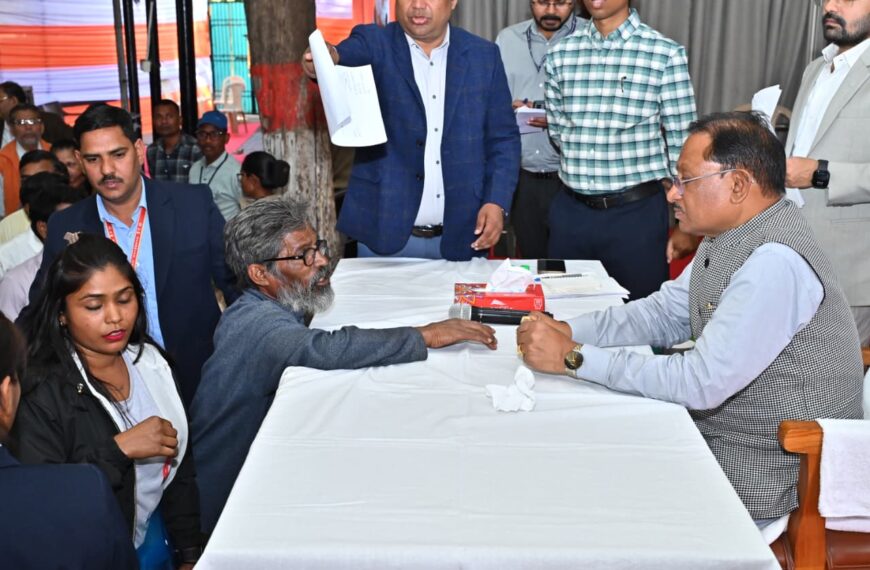 60 वर्षीय अविवाहित श्रमिक हनुमंत राव का नहीं बना था राशन कार्ड, मुख्यमंत्री ने जनदर्शन में तत्काल राशन कार्ड बनाने के दिए निर्देश