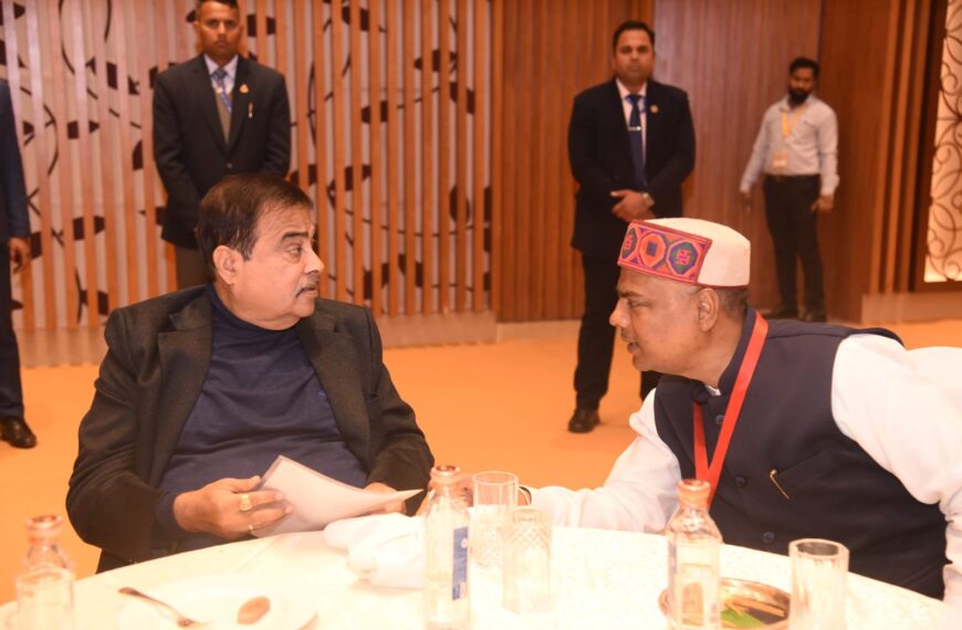 केंद्रीय मंत्री नितिन गडकरी को मंत्री केदार कश्यप विभागीय कार्यों और उपलब्धियों की दी जानकारी