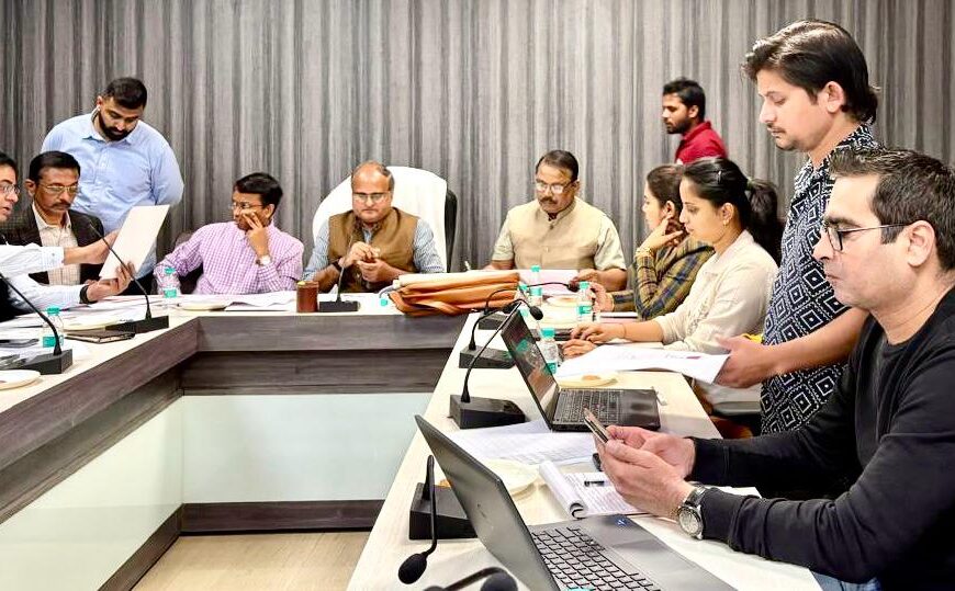 नवा रायपुर स्थित संवाद भवन में रायपुर साहित्य उत्सव आयोजन समिति की बैठक आयोजित