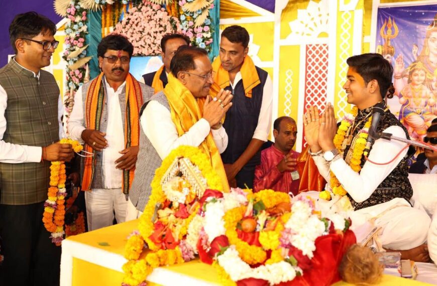 प्रधानमंत्री की माता हीराबेन मोदी की पुण्य स्मृति में आयोजित शिव महापुराण कथा में शामिल हुए मुख्यमंत्री