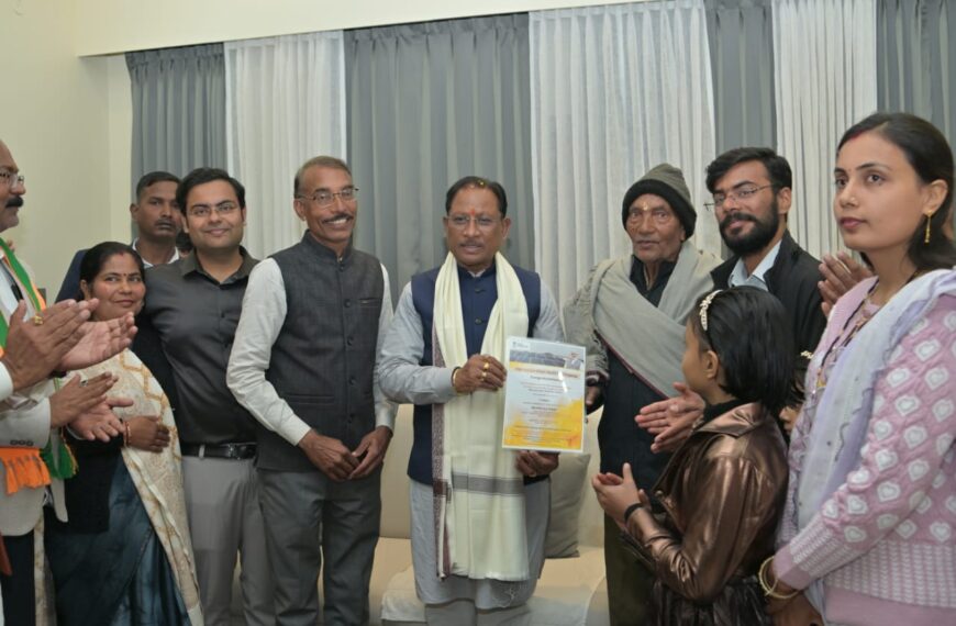 मुख्यमंत्री विष्णुदेव साय ने पीएम सूर्यघर मुफ्त बिजली योजना के अंतर्गत स्थापित सोलर सिस्टम का किया निरीक्षण