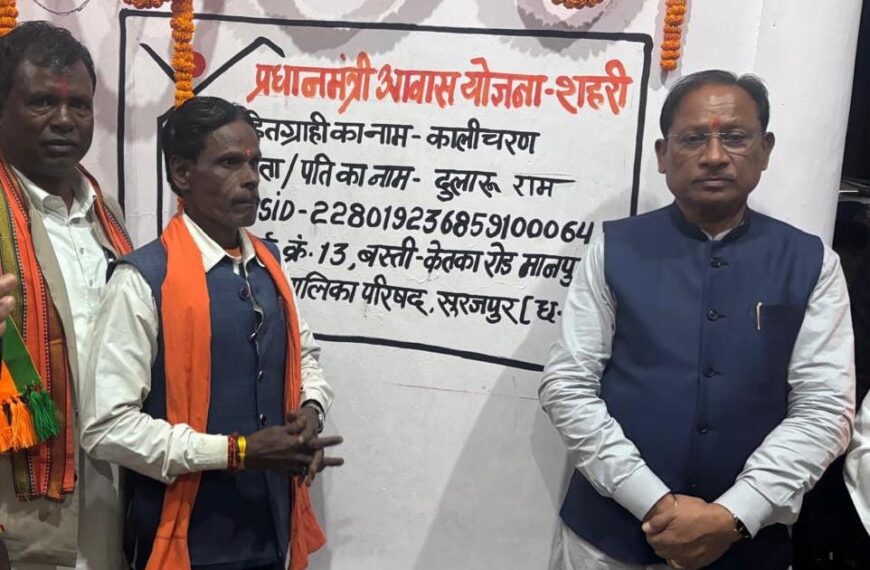 पक्का घर, पक्का सम्मान:जहाँ योजना ज़मीन पर उतरी: मुख्यमंत्री ने हितग्राही के घर बैठकर सुनी बदलाव की कहानी