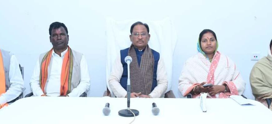 मुख्यमंत्री साय ने सूरजपुर में शासकीय कार्यक्रमों के क्रियान्वयन की समीक्षा