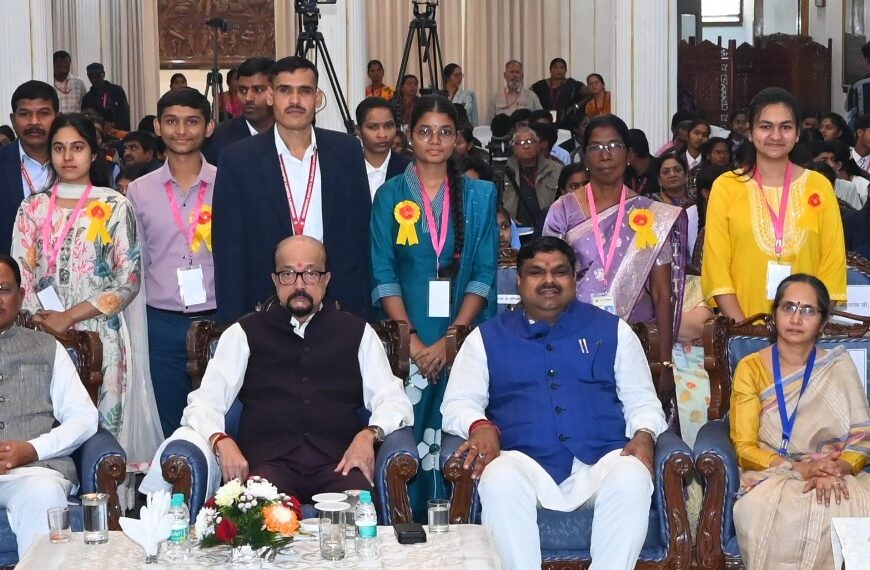 राज्यपाल रमेन डेका एवं मुख्यमंत्री विष्णुदेव साय ने 10वीं और 12वीं परीक्षा के मेधावी विद्यार्थियों को किया सम्मानित