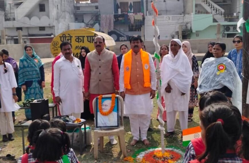 हिन्द इंग्लिश मीडियम हाई स्कूल में गणतंत्र दिवस समारोह: संजय श्रीवास्तव ने फहराया तिरंगा, छात्रों को मिले प्रमाण पत्र