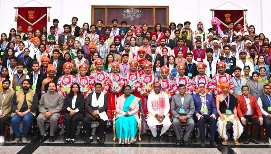 राष्ट्रपति भवन में छत्तीसगढ़ के कलाकारों का सम्मान: गणतंत्र दिवस झांकी दल से द्रौपदी मुर्मु की मुलाकात, जनजातीय कला की सराहना