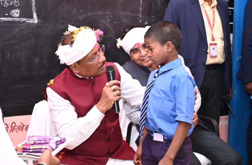 कुरुषनार में विद्यार्थियों की सुविधा के लिए बनेगा अतिरिक्त कक्ष, मुख्यमंत्री विष्णु देव साय बालक आश्रम के निरीक्षण के दौरान मौके पर ही दी स्वीकृति